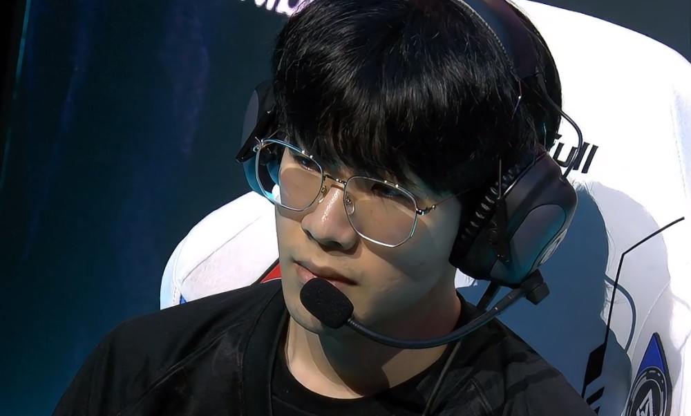 九游娱乐-包含Rookie在TES比赛中高光表现，高光表现引发热议！的词条