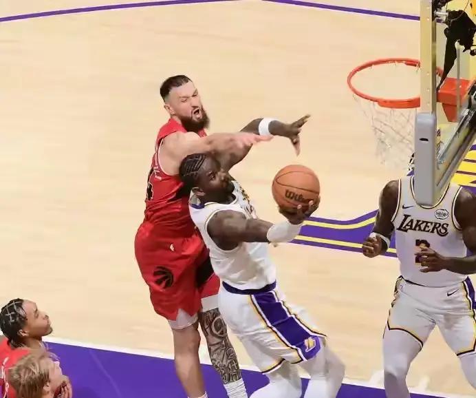 九游娱乐- c罗在湖人比赛中精彩发挥,挺进下一轮引发热议的球员